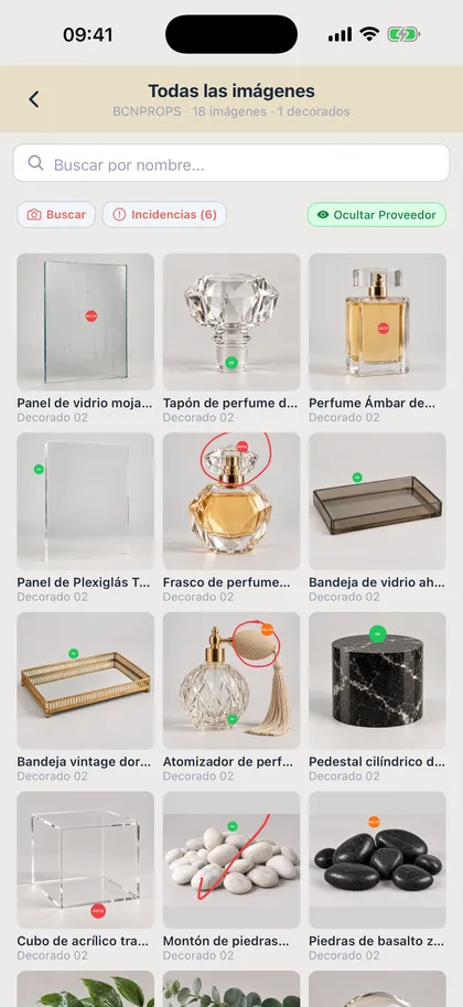 Galería de un decorado con todas las piezas de atrezzo fotografiadas y su estado.